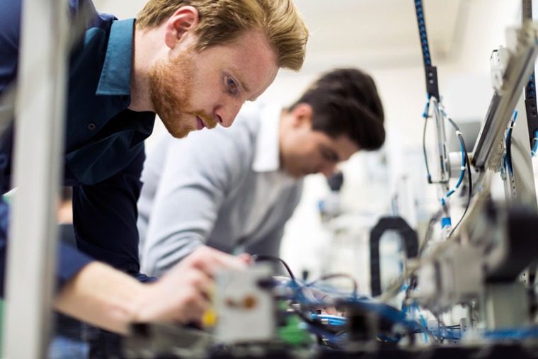 Zwei Handwerker zum Kompetnetzzentrum Mittelstand 4.0