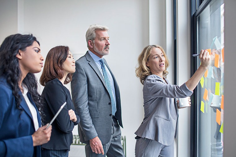 Personen arbeiten zusammen, symbolisiert Managerfortbildungsprogramm