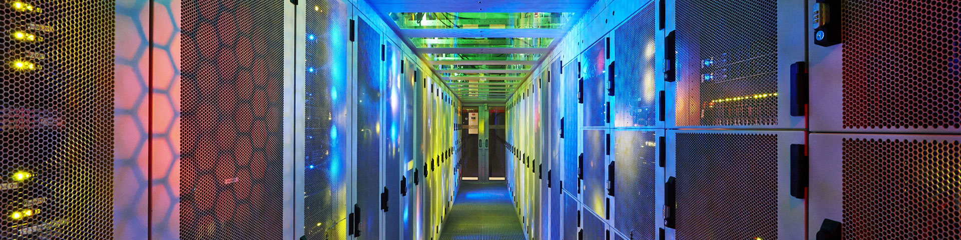 Serverraum in bunten Farben symbolisiert das Thema Digitale Welt