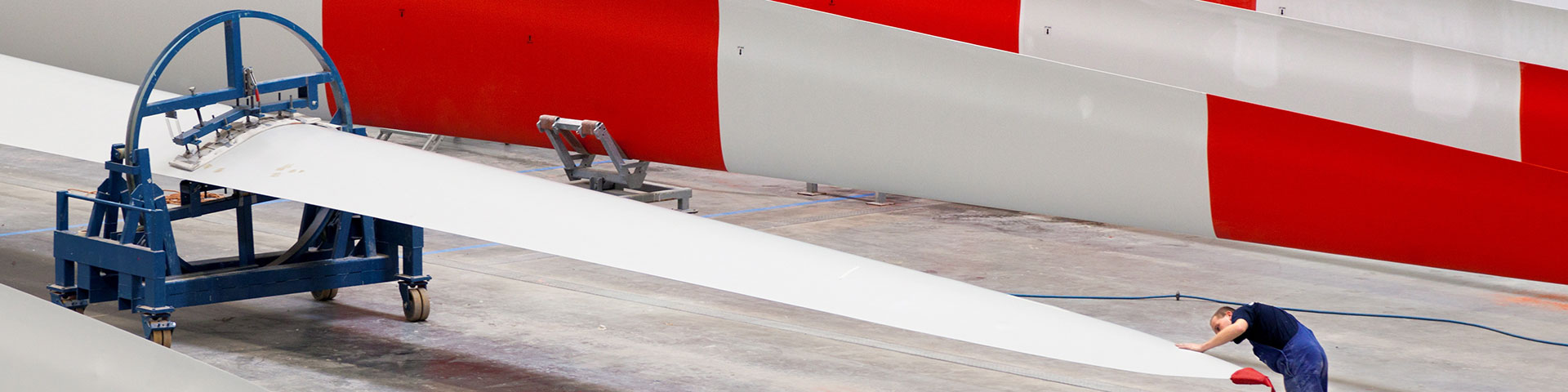 Arbeiter in einem Rotorblattwerk symbolisiert das Thema Mittelstand