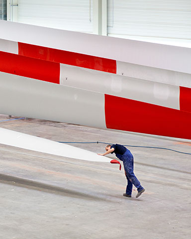 Arbeiter in einem Rotorblattwerk symbolisiert das Thema Mittelstand