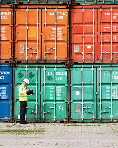 Arbeiter steht vor Container