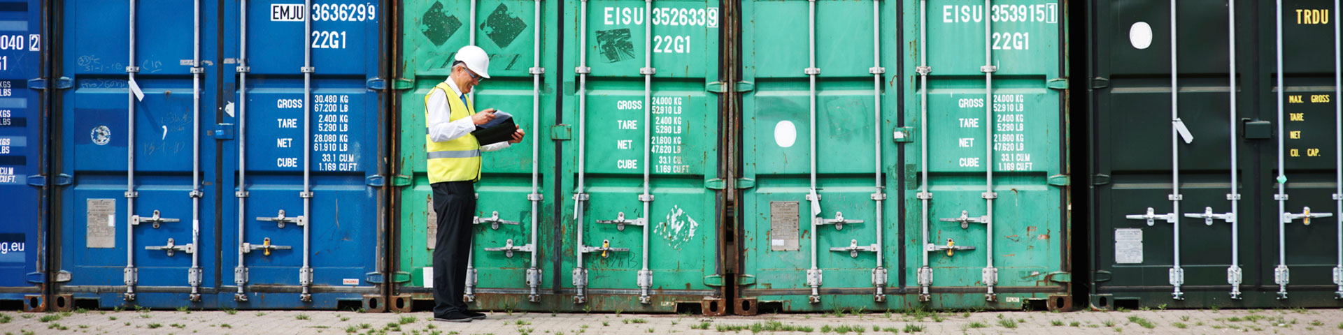 Arbeiter steht vor Container